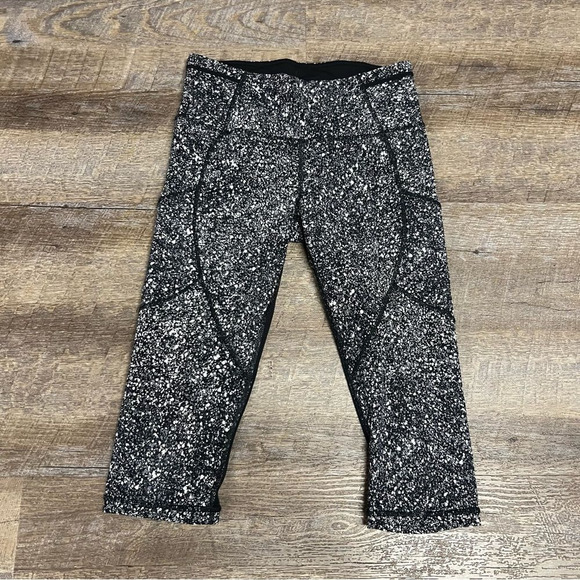 lululemon athletica Pants - Lululemon tights women size 6 black and white Tight Stuff Splatter Alpine mesh